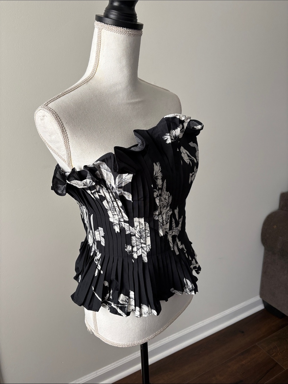 White House Black Market Black and White Floral Pleated Camisole - Picture 2 of 5